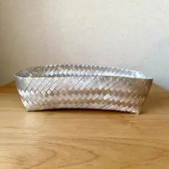 シルバーアルミ製のハンドメイドオーバルバスケット。メキシコ製
