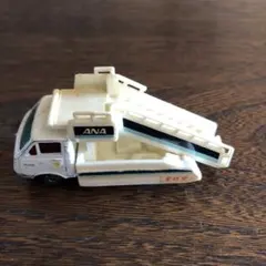 トミカ ANAトラック ミニカー 階段付き ANA 階段付きミニカー トラック - メルカリ