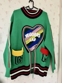 ハート型ロゴの緑色ニットセーター