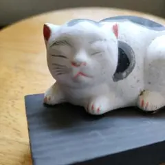 陶器 猫の置物 黒い台座付き　日光土産　眠り猫