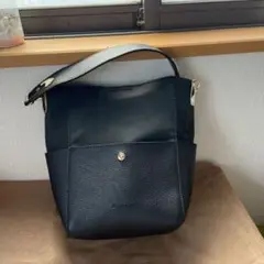 Amily Carr 黒いレザー調ショルダーバッグ