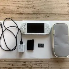ジャンクPSP3000パールホワイト,メモリースティック, バッテリー,ケース付
