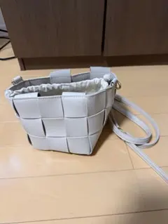 ホワイト 編み込み ショルダーバッグ