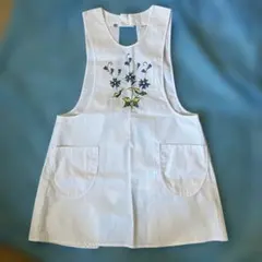 昭和レトロ　花刺繍ホワイトコットンエプロン　袖なし
