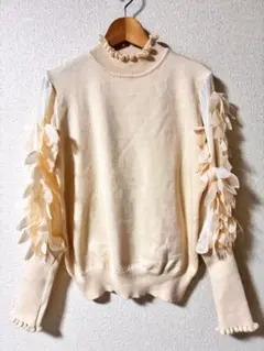 フリルネッククリーム色長袖ニット