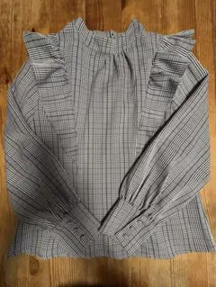 チェック柄フリルブラウス（グレー系）