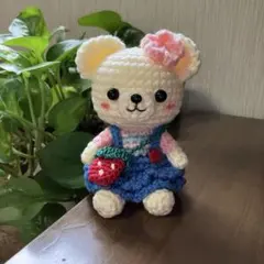 編みぐるみ　くまちゃん赤い苺のポシェットのサムネイル