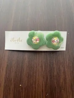 花型クリスタル装飾ピアス