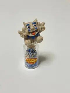 シーサーのフィギュア付き装飾瓶　星の砂　青