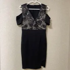 オフショルダー黒タイトドレス