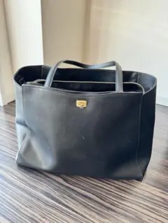 黒のシンプルなトートバッグ