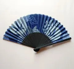 扇子 紺色 朝顔柄 絞り染め風柄 和装小物