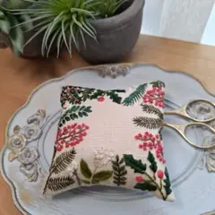 手刺繍ハンドメイドピンクッション　ボタニカルな大人のクリスマス　オフホワイト