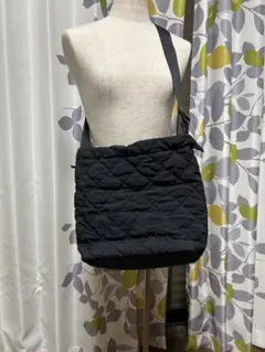 黒いキルティングショルダーバッグ