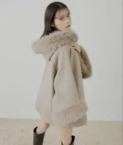 ファー付きベージュポンチョ