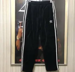 小松菜奈 adidas アディダス 光沢 ベロア素材 トラックパンツ 黒 3本線