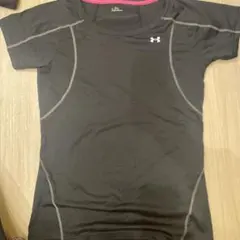 UNDER ARMOUR フィット感のあるブラックトップス LG