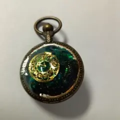 エメラルドグリーン 鉱石レジン ブローチ スチームパンク風