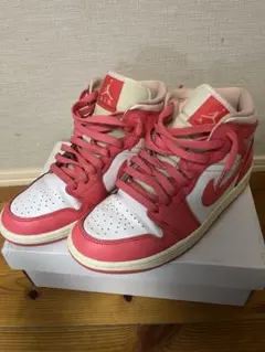 Nike Air Jordan 1 Mid ストロベリーアンドクリーム