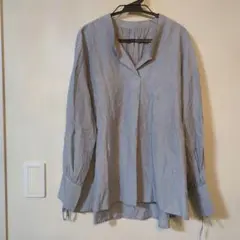 薄い青のVネック長袖シャツ