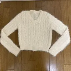 アイボリー ケーブル編み Vネックセーター