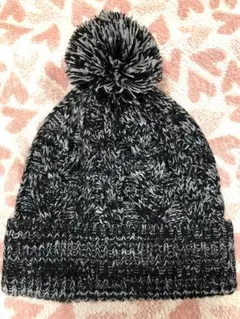 美品　ポンポン白黒ニット帽　ケーブル編み シンプル 可愛い 防寒 男女兼用