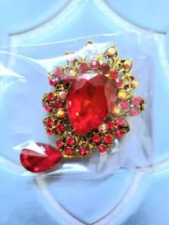 新品未使用　赤いクリスタル　レトロ　ヴィンテージ風　ブローチ 　金色