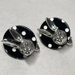 ドットボタンと銀うさぎのイヤリング（ブラック×シルバー）