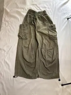 カーゴパンツ オリーブ色 サイドポケット付き