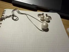 ホワイトパール風イヤリングとネックレスセット