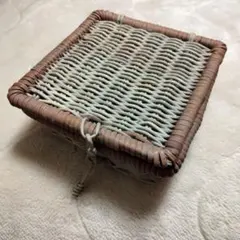 【匿名配送】籐製 蓋付きバスケット　14cm角　高さ5cm　日焼けによる変色あり