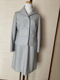 グレー スカートスーツ ボタン付きジャケット