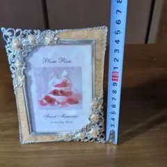 クリーム色の装飾的フォトフレーム