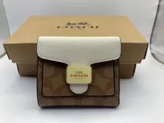 新品・未使用】COACH二つ折り財布ブラウン／ホワイト C7805 - メルカリ