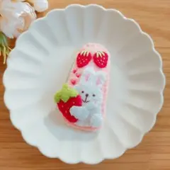 うさぎと大きないちごのパッチンピン