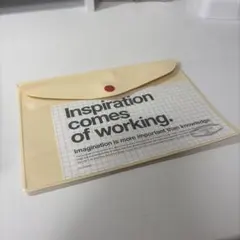 クリーム色のマルチケース