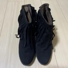 フリンジ付き黒スエード風ブーツ