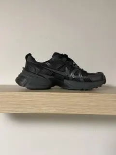 ナイキ　NIKE v2k run ブラック　25