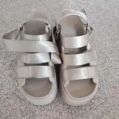 UGG 厚底ストラップサンダル ベージュ
