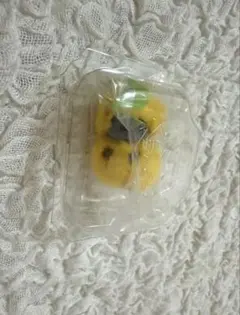 赤ちゃんフルーツパーティー　ペルシャネコの小さい赤ちゃんさくらんぼ(イエロー)