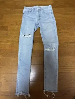 ライトブルースキニーデニム ダメージ