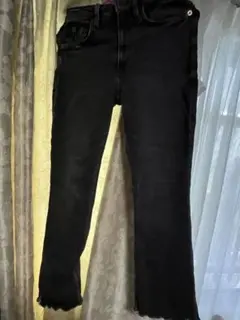 ZARA ダメージデザイン　デニムパンツ　レディースズボンのサムネイル