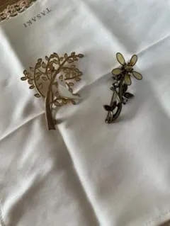 木と鳥のブローチと花のブローチセット
