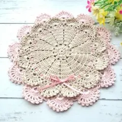 ピンクと生成り　２段フリルのレース編みドイリー　インテリア　テーブルセンター