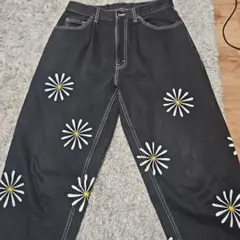 BEAMS ブラックデニム 花柄パンツのサムネイル