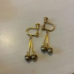 ゴールド フック式イヤリング グレー パール風