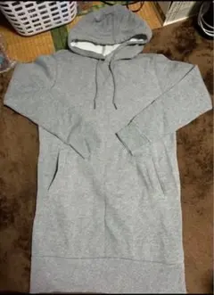レディース　グレー フード付きパーカー　着用済み　古着　Sサイズ　GU