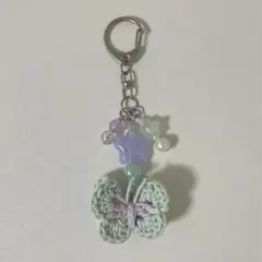 蝶々のビーズキーホルダー　編み物