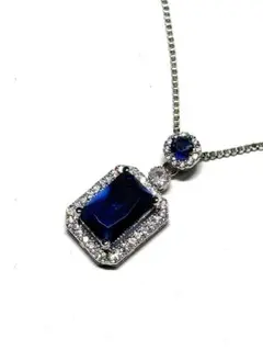 青い宝石のペンダントネックレス