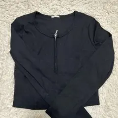 黒のジッパー付き長袖トップス